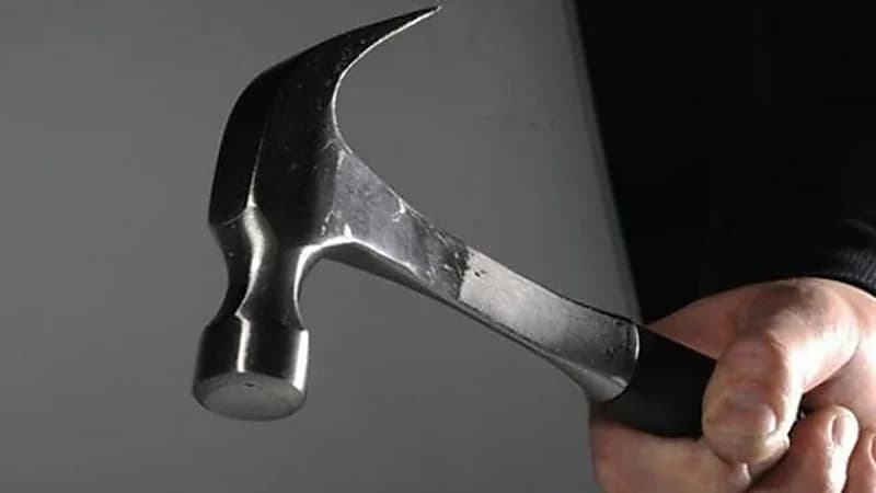 الإعدام شنقا لسيدة قتلت زوجها بالمطرقة 