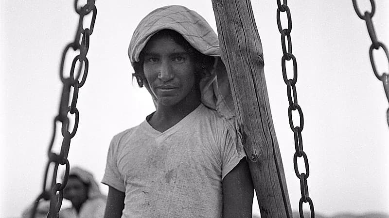 صورة تاريخية نادرة لمساعد موظف الجمارك في الخفجي عام 1947 مـ