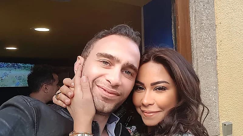 بالفيديو.. حسام حبيب يستقبل شيرين عبدالوهاب بالأحضان والقبلات بعد حفلها بالكويت