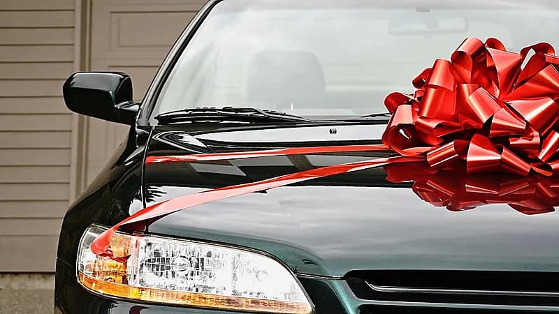 رجل يهدي زوجته سيارة ويطالبها بتسديد أقساطها!