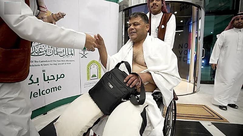 حاج: فقدت قدمَيّ ووظيفتي وخادم الحرمين حقق حلمي.. صور