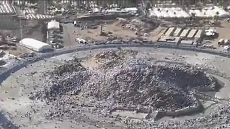 شاهد.. صور جوية خاصة لجبل الرحمة يكتسي بالبياض