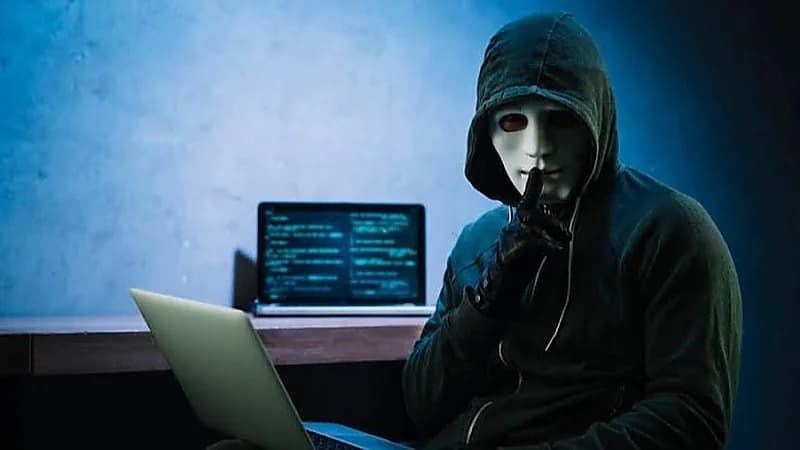 ضبط 48 شخصًا يديرون مركز اتصال وهميًا لسلب أموال عملاء البنوك حول العالم