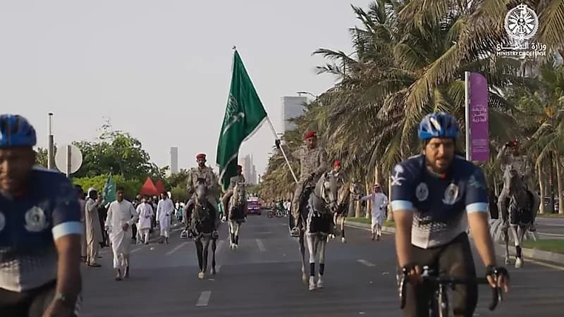 بالفيديو.. تشكيلات بحرية وجوية ومسيرة للعربات العسكرية باليوم الوطني