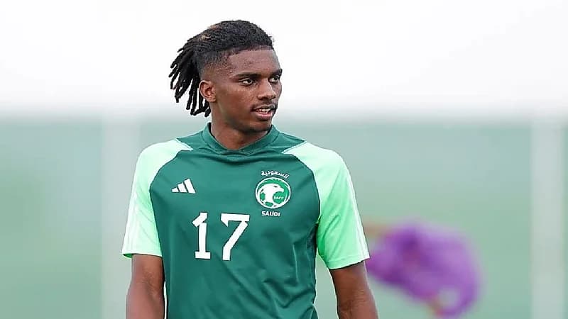 الهلال يقترب من ضم عبدالكريم دارسي قبل نهاية عقده مع الأهلي