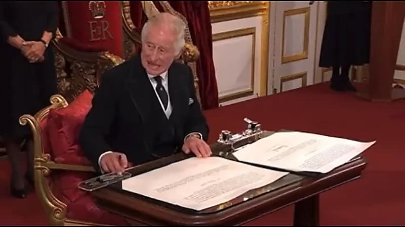 شاهد .. استياء الملك تشارلز أثناء توقيع بيان تنصيبه بسبب قلم!