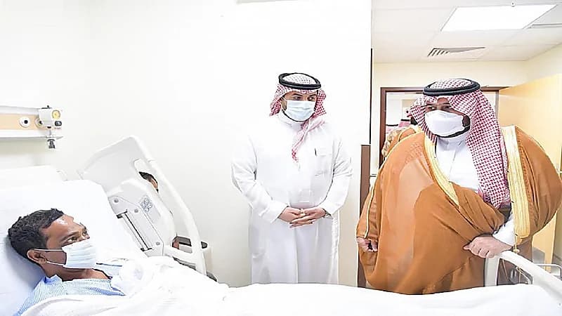 صور..أمير جازان بالنيابة يطمئن على المصابين جراء سقوط مقذوف بصامطة