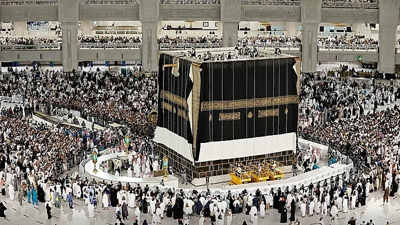لأول مرة.. الكعبة المشرفة تكتسي ثوبها الجديد مع بداية العام الهجري