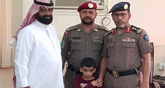 شاهد.. " طفل روضة " في الليث يرفض دخول مدرسته إلا بعد زيارة الدفاع المدني