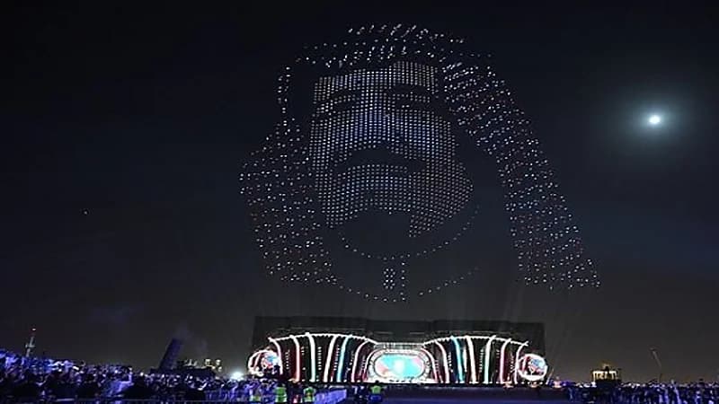 بالفيديو.. السماء تتزين بصورة خادم الحرمين وولي العهد خلال حفل افتتاح موسم الرياض