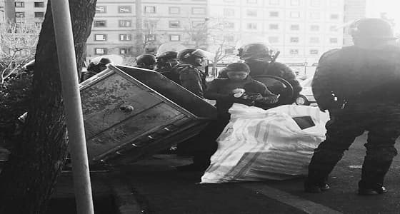 طفل إيراني يبحث عن الطعام بين المتظاهرين