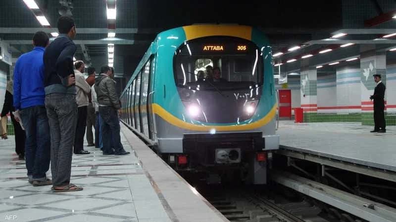 شاب مصري يُلقي نفسه تحت عجلات المترو