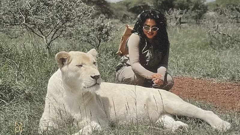 نجلاء الودعاني تفاجئ متابعيها بظهور جريء مع أسد.. صور