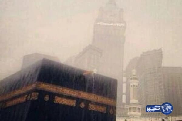 نشطاء يتداولون فيديو يوثق جريان أمطار الخير في شوارع مكة المكرمة