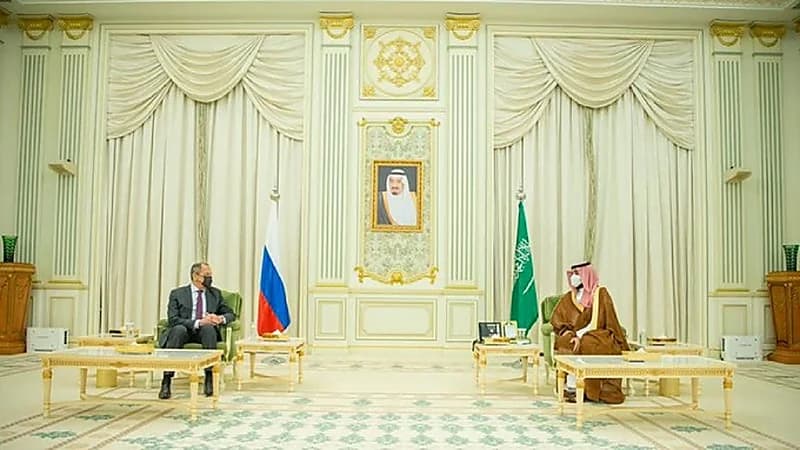 سمو ولي العهد يستعرض مع وزير خارجية روسيا العلاقات الثنائية ومستجدات الأوضاع الإقليمية والدولية