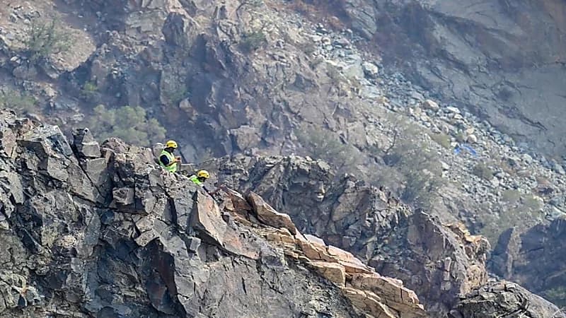 بالصور.. وفاة 3 أشخاص إثر سقوط مركبة من مطل الهدا بالطائف