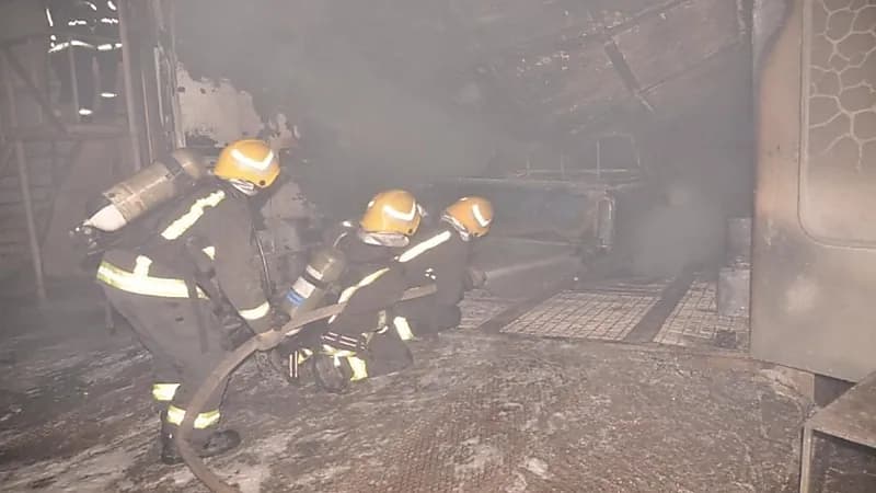 بالصور.. اندلاع حريق في إحدى الورش بتبوك