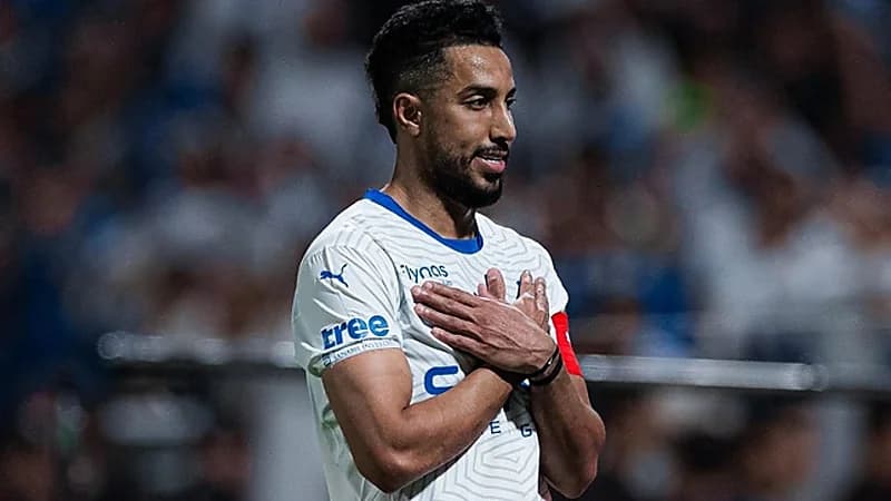 ياسر القحطاني يهنئ سالم الدوسري .. صورة