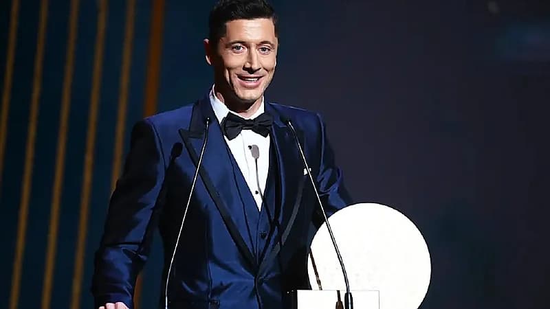 "ليفاندوفسكي" يحصد جائزة مهاجم العام في 2021