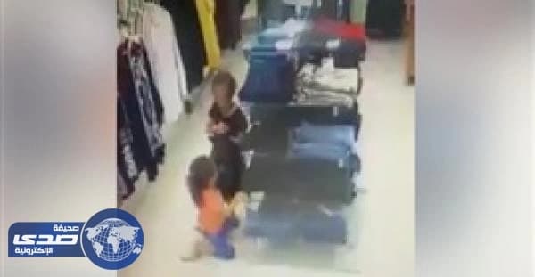 بالفيديو..طفلة تسرق محل ملابس بمساعدة شقيقتها الصغيرة