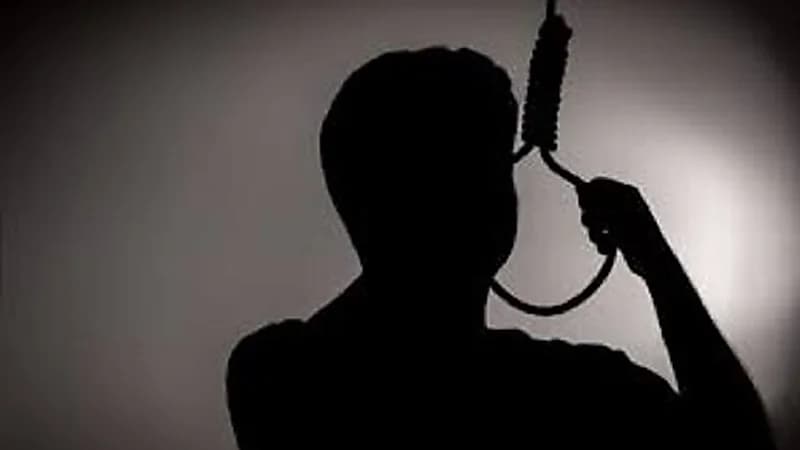 طفل يعثر على والده مشنوقًا