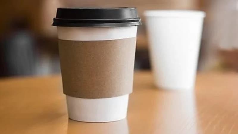 دراسة: الشرب من الأكواب البلاستيكية يصيب الإنسان بالمرض