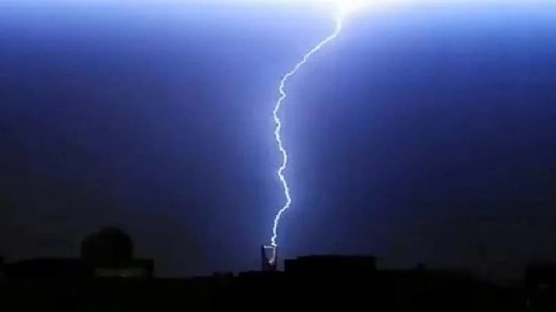 شاهد.. صاعقة رعدية تضرب برج المملكة بالرياض