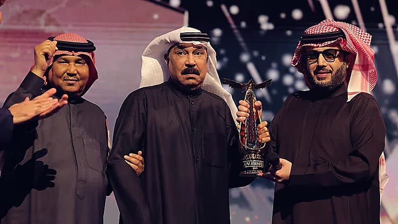 لحظات مؤثرة من تكريم عبدالله الرويشد بجائزة الإنجاز مدى الحياة .. فيديو