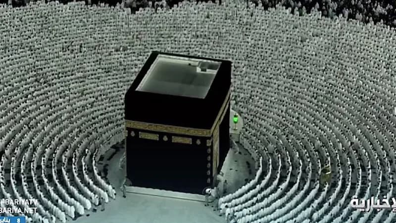 مشاهد روحانية لجموع المصلين أثناء تأديتهم صلاة الفجر في الحرم المكي