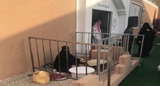 لجنة مهرجان الجنادرية تواجه انتقادات لوضعها سياج حول سيدة تصنع الخبز