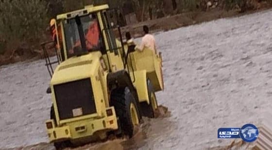 بالفيديو .. كرة تصطدم برأس محلل رياضي خلال بث مباشر