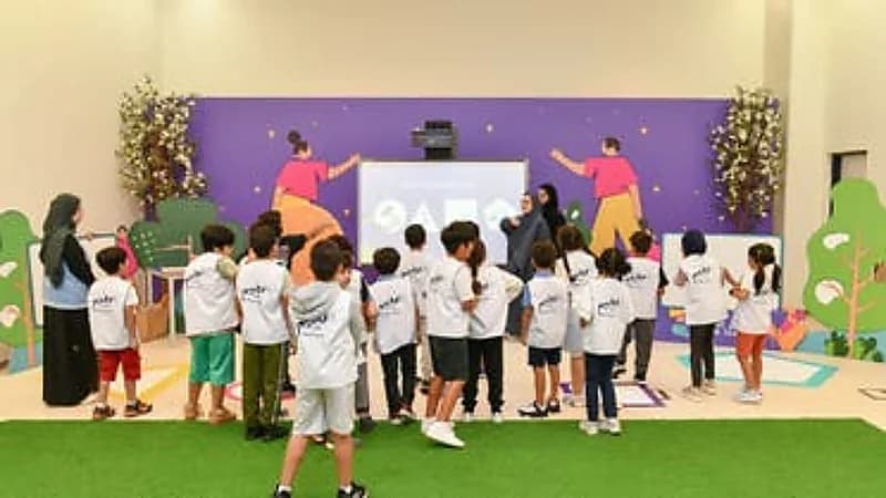 بالصور.. طفل سعودي يصمم ذراع روبوت قادر على حمل الأشياء