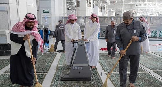 بالصور.. مشاركة بعض الطلاب بالخدمة داخل المسجد الحرام