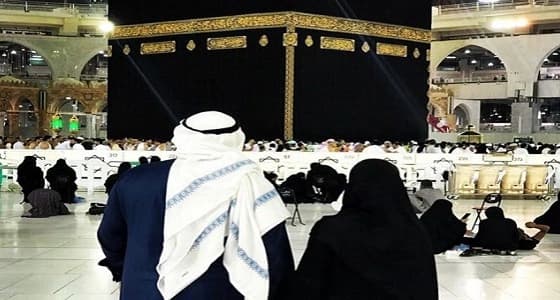 فيديو| فنان عربي يعلن زواجه من أمام الكعبة المشرفة