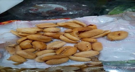 بالصور.. مصادرة أغذية منتهية الصلاحية بصامطة