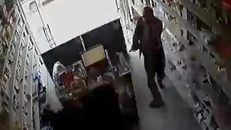 شاهد.. لحظة قيام طبيب بقتل صهره داخل صيدلية باليمن