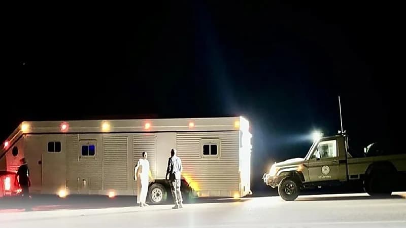 حرس الحدود يساعد مواطنَين خليجيَّين تعطلت مركبتهما على طريق عُمان الدولي