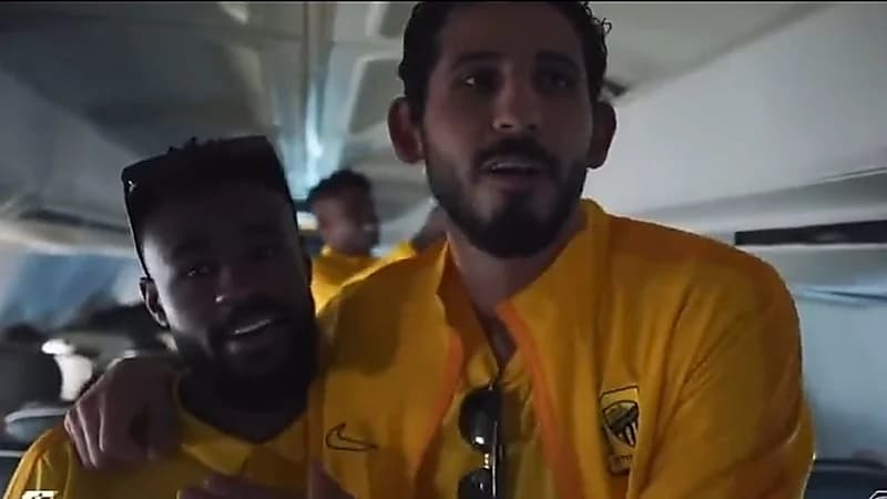 حجازي يمازح مهند شنقيطي قبل مواجهة أجمك .. فيديو