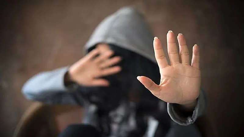 بالفيديو.. سائق ميكروباص يتحرش بطالبة