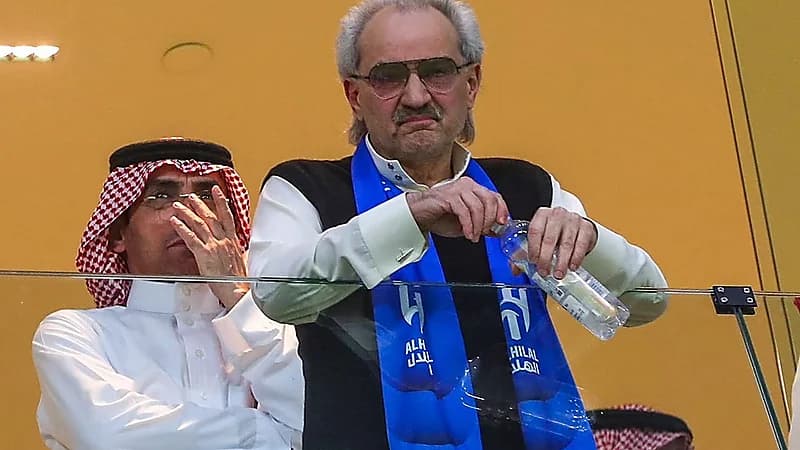 حسرة الأمير الوليد بن طلال بعد خروج الهلال .. صورة