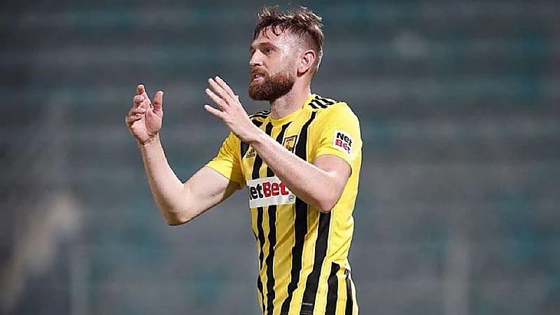 فابيانو يقترب من الخليج