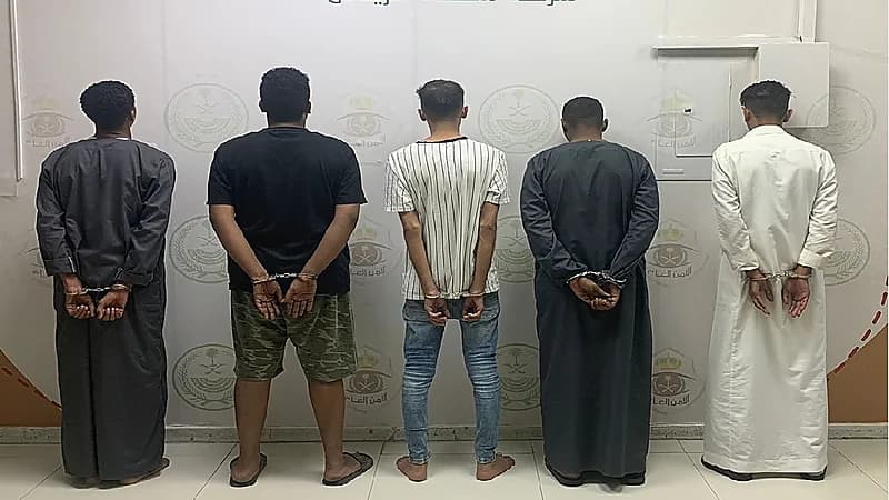 القبض على 5 أشخاص سرقوا مصوغات ذهبية من محل بالرياض