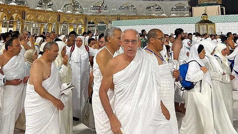 فييرا يؤدي مناسك العمرة