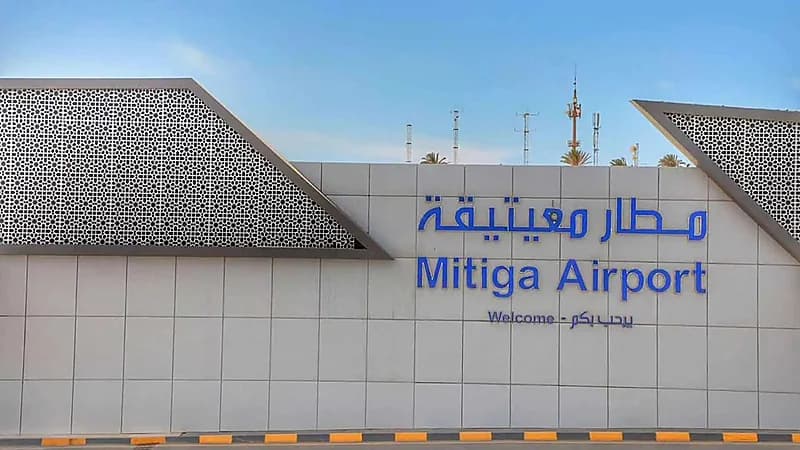 اصطدام حافلة بطائرة إسعاف في مطار معيتيقة الدولي بطرابلس .. فيديو