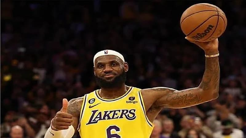 أسطورة كرة السلة ليبرون جيمس يتواجد في الرياض