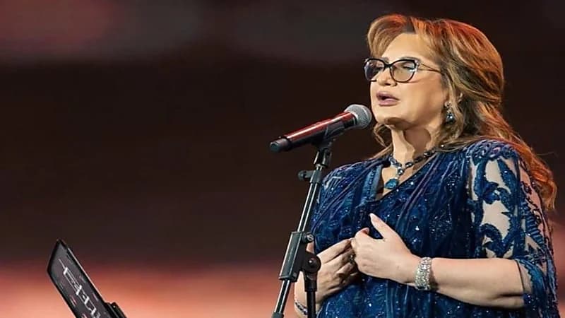 عزيزة جلال تخطف الأنظار في مهرجان الغناء بالفصحى