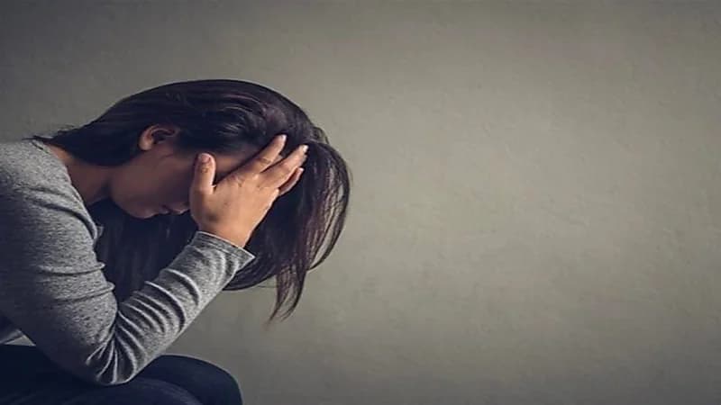 رجل يخدع صديقة زوجته وجعلها تشتري له سيارة