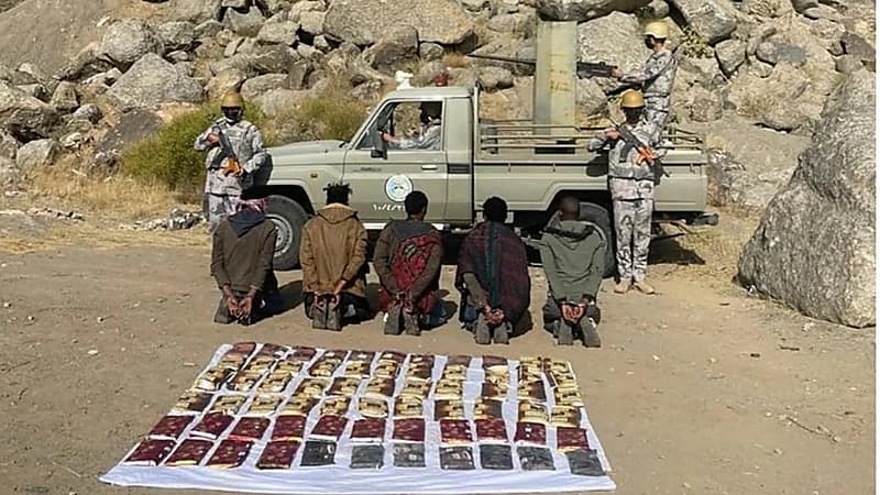 القبض على 5 مخالفين بحوزتهم 66 كجم من الحشيش المخدر بعسير