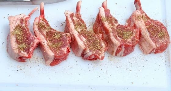 أطباء: الجراثيم تتكاثر على اللحم والدجاج المتبل