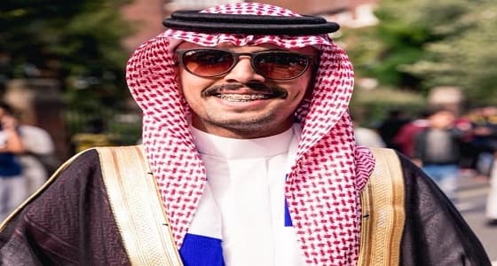 مشجع هلالي يحضر مباراة السوبر بـ " البشت "